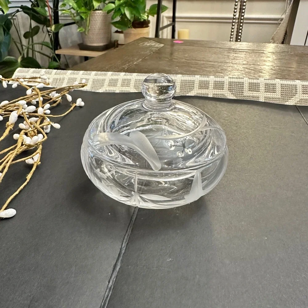 Marquis by Waterford Round‎ Covered Trinket / Powder Box~Yours Truly Pattern